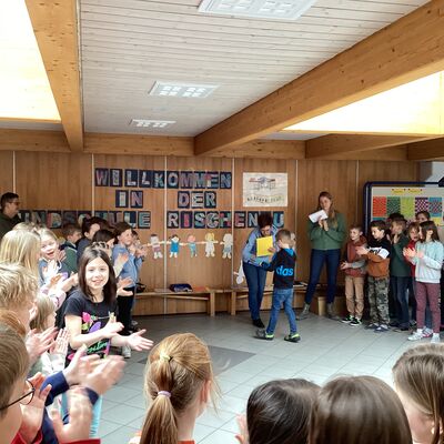 Bild vergr&ouml;&szlig;ern: Vorlesen Schule