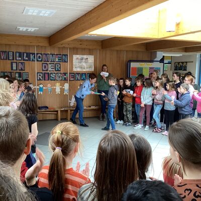 Bild vergr&ouml;&szlig;ern: Vorlesen Schule