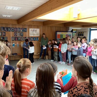 Bild vergr&ouml;&szlig;ern: Vorlesen Schule