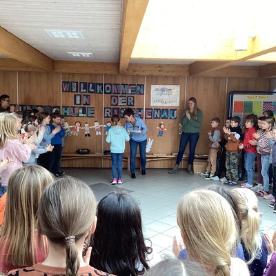 Bild vergr&ouml;&szlig;ern: Vorlesen Schule