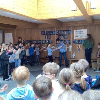 Bild vergr&ouml;&szlig;ern: Vorlesen Schule