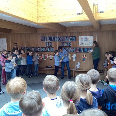 Bild vergr&ouml;&szlig;ern: Vorlesen Schule