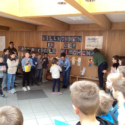 Bild vergr&ouml;&szlig;ern: Vorlesen Schule