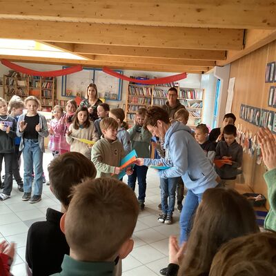 Bild vergr&ouml;&szlig;ern: Vorlesen Schule